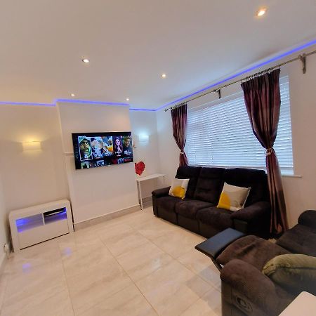 Delightful & Spacious Guest House In Farnworth Near Bolton Hospital Екстериор снимка