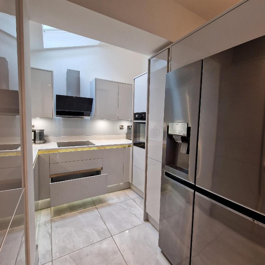 Delightful & Spacious Guest House In Farnworth Near Bolton Hospital Екстериор снимка