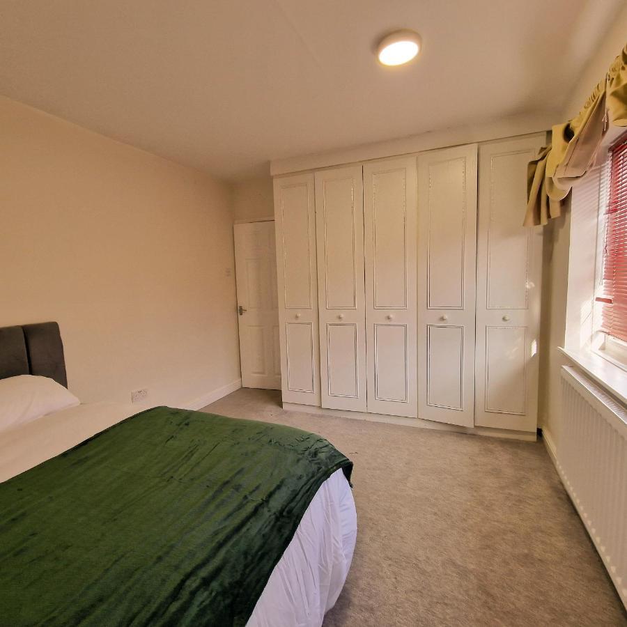 Delightful & Spacious Guest House In Farnworth Near Bolton Hospital Екстериор снимка