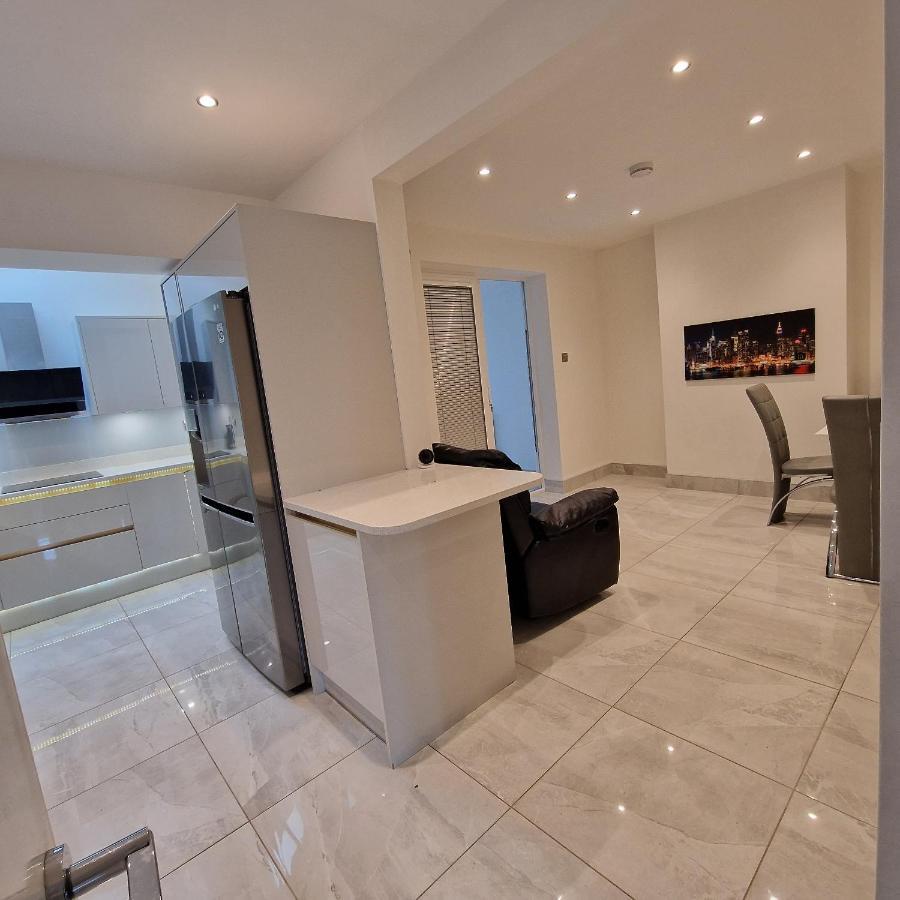Delightful & Spacious Guest House In Farnworth Near Bolton Hospital Екстериор снимка