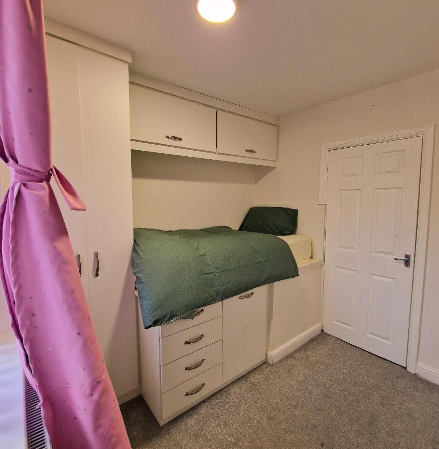 Delightful & Spacious Guest House In Farnworth Near Bolton Hospital Екстериор снимка