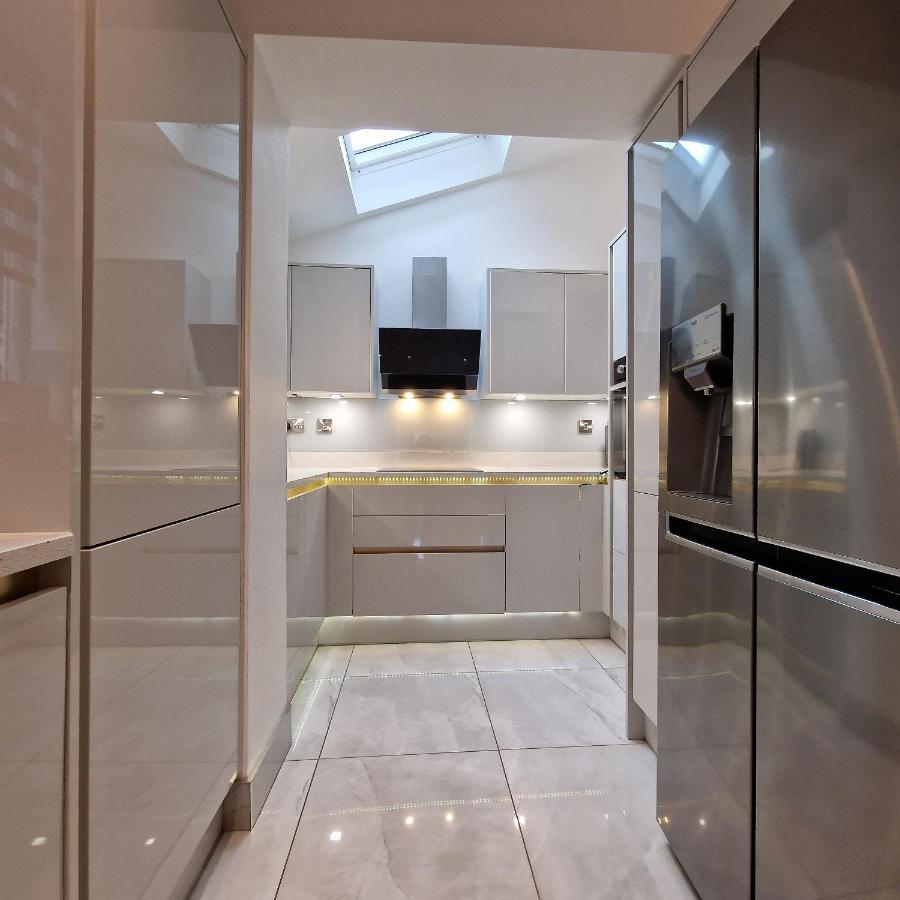 Delightful & Spacious Guest House In Farnworth Near Bolton Hospital Екстериор снимка