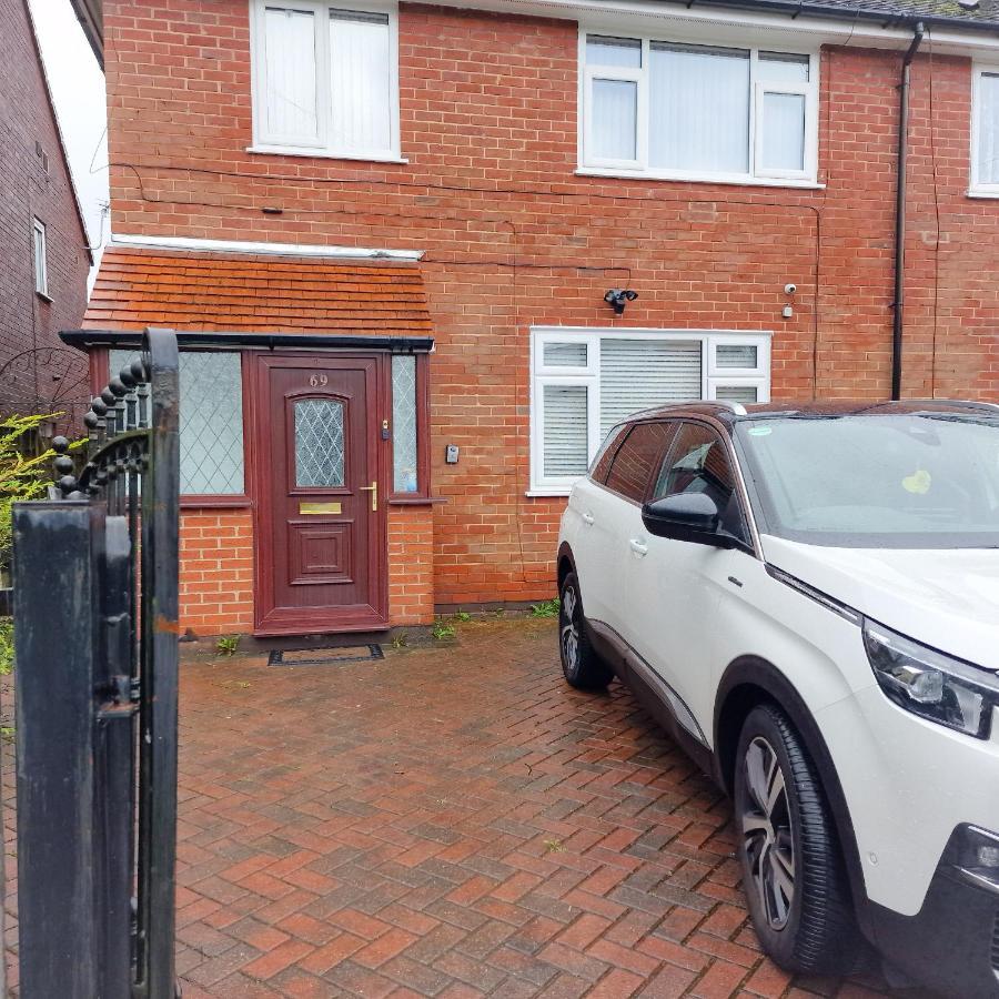 Delightful & Spacious Guest House In Farnworth Near Bolton Hospital Екстериор снимка