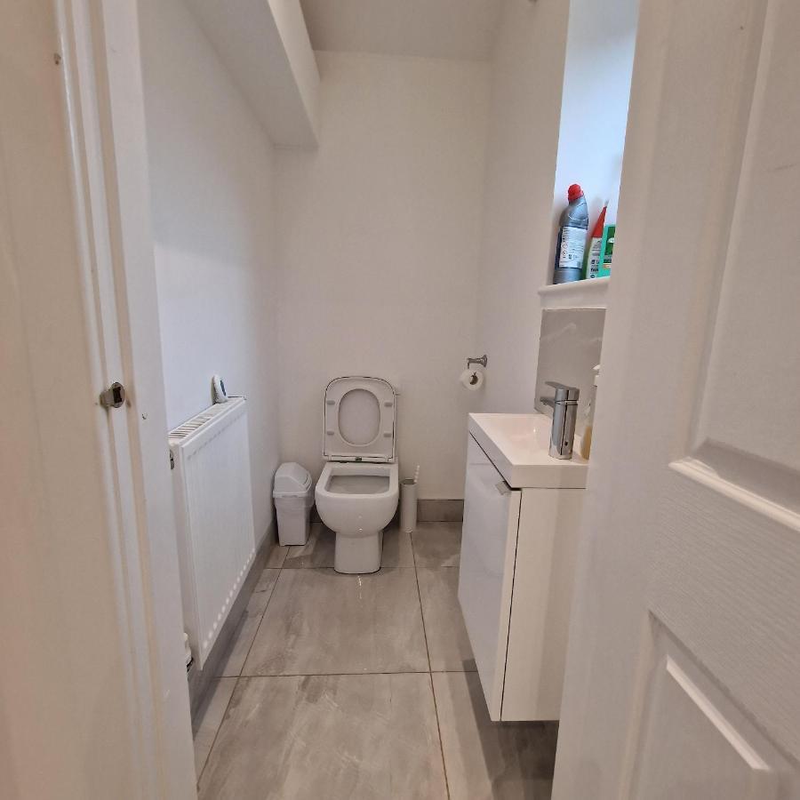 Delightful & Spacious Guest House In Farnworth Near Bolton Hospital Екстериор снимка