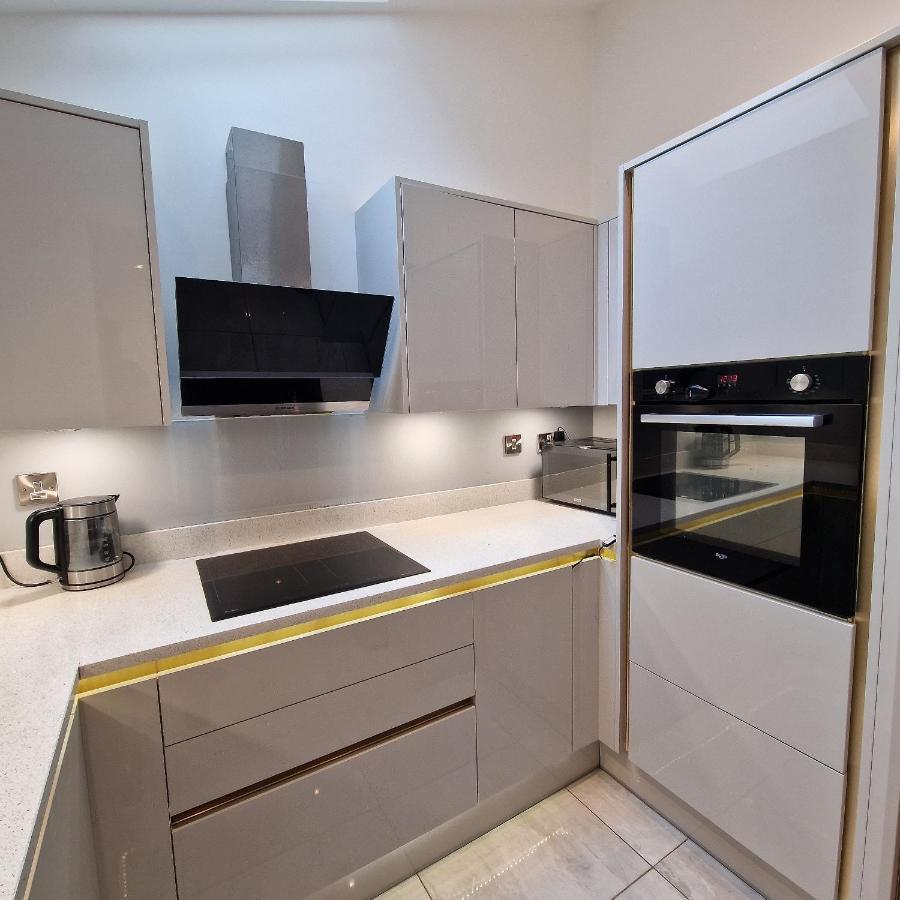 Delightful & Spacious Guest House In Farnworth Near Bolton Hospital Екстериор снимка
