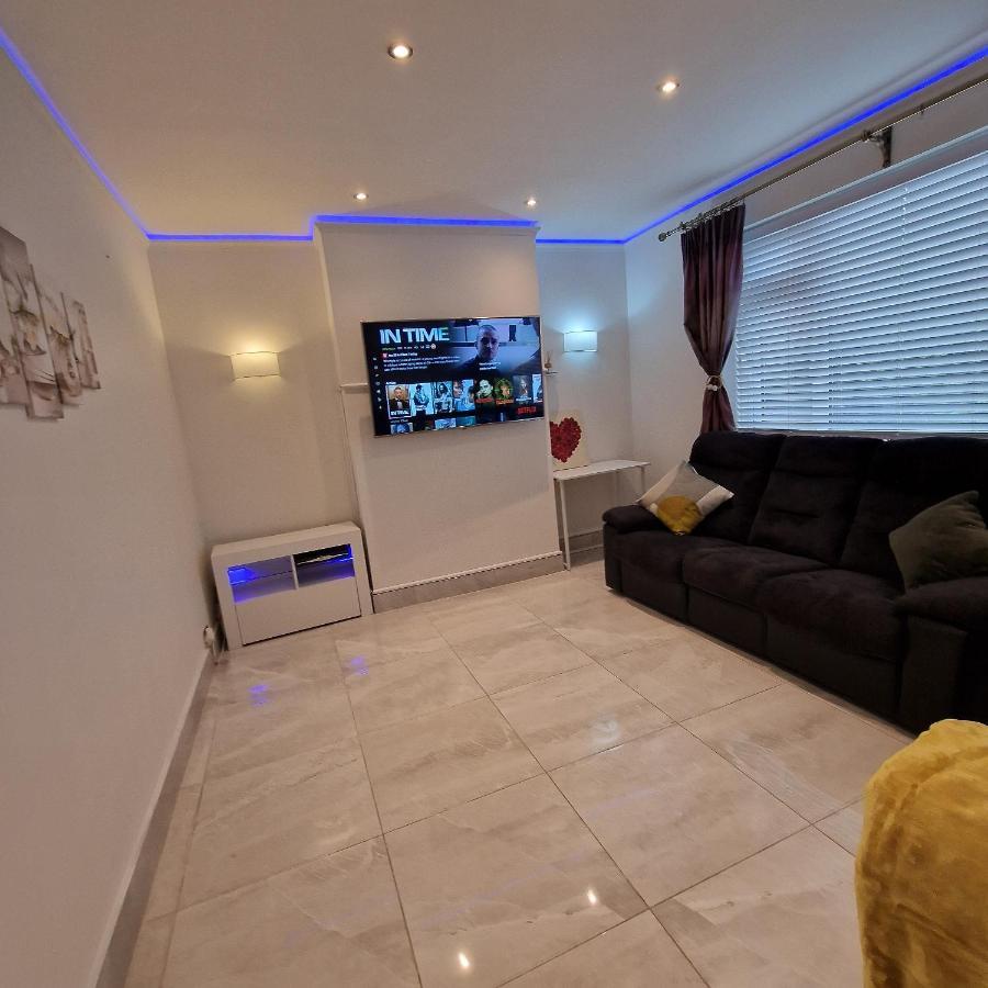 Delightful & Spacious Guest House In Farnworth Near Bolton Hospital Екстериор снимка