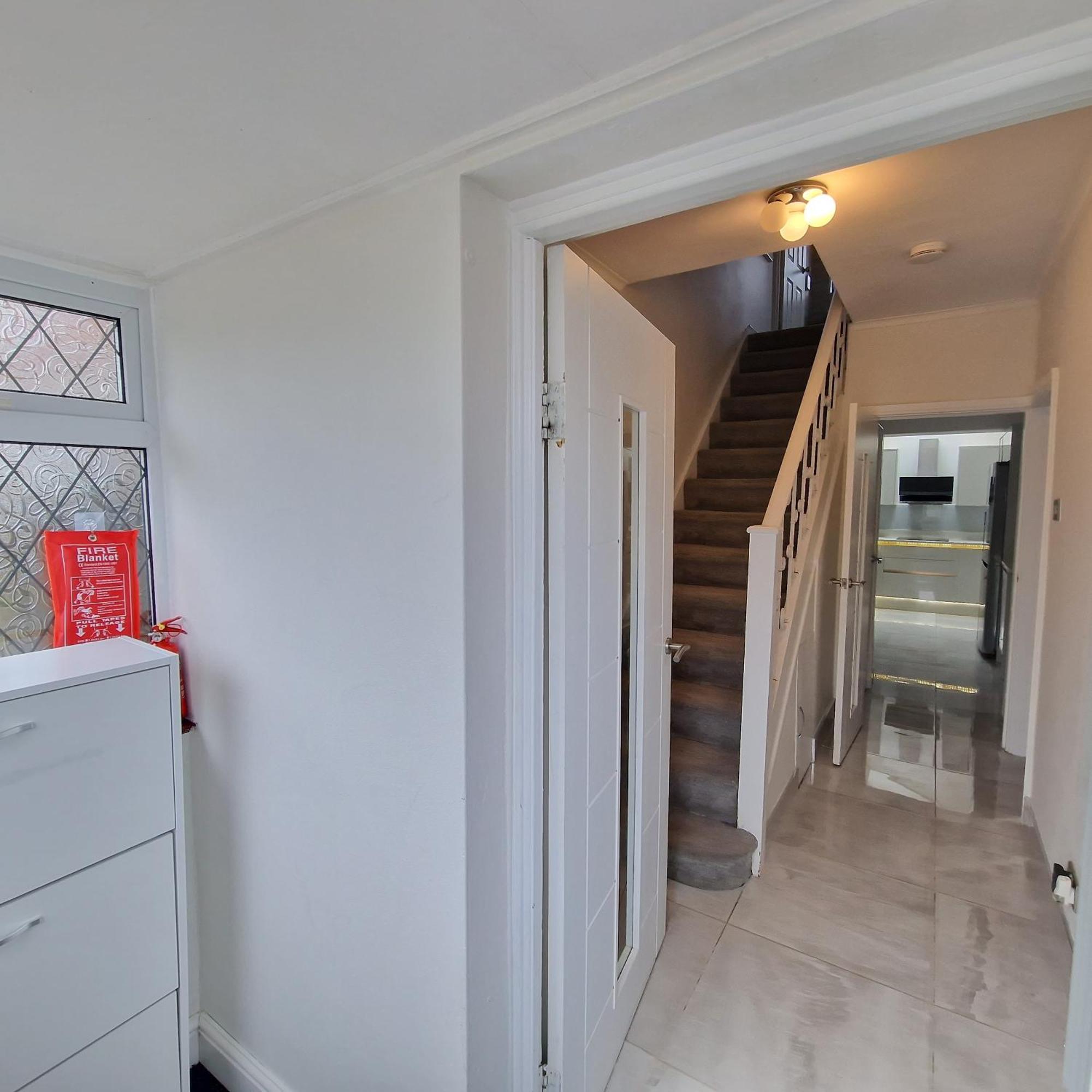 Delightful & Spacious Guest House In Farnworth Near Bolton Hospital Екстериор снимка